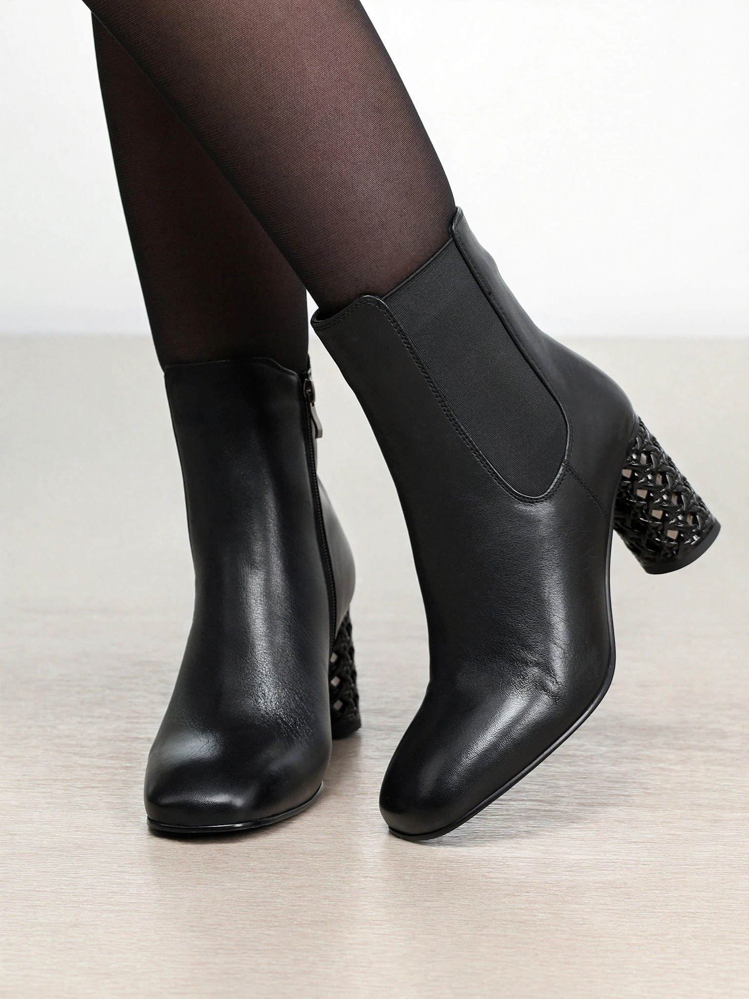 Ботильоны черного цвета на высоком круглом каблуке